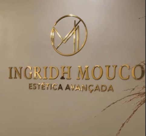 Logo Ingridh Mouco Estética Avançada na parede